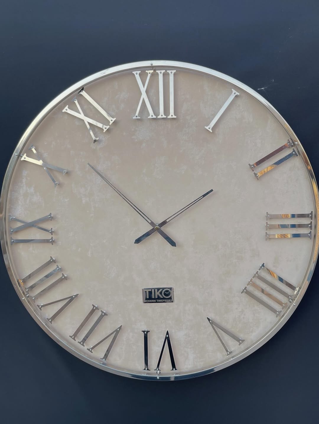 ساعت دیواری چرم ابر و بادی و استیل سیلور