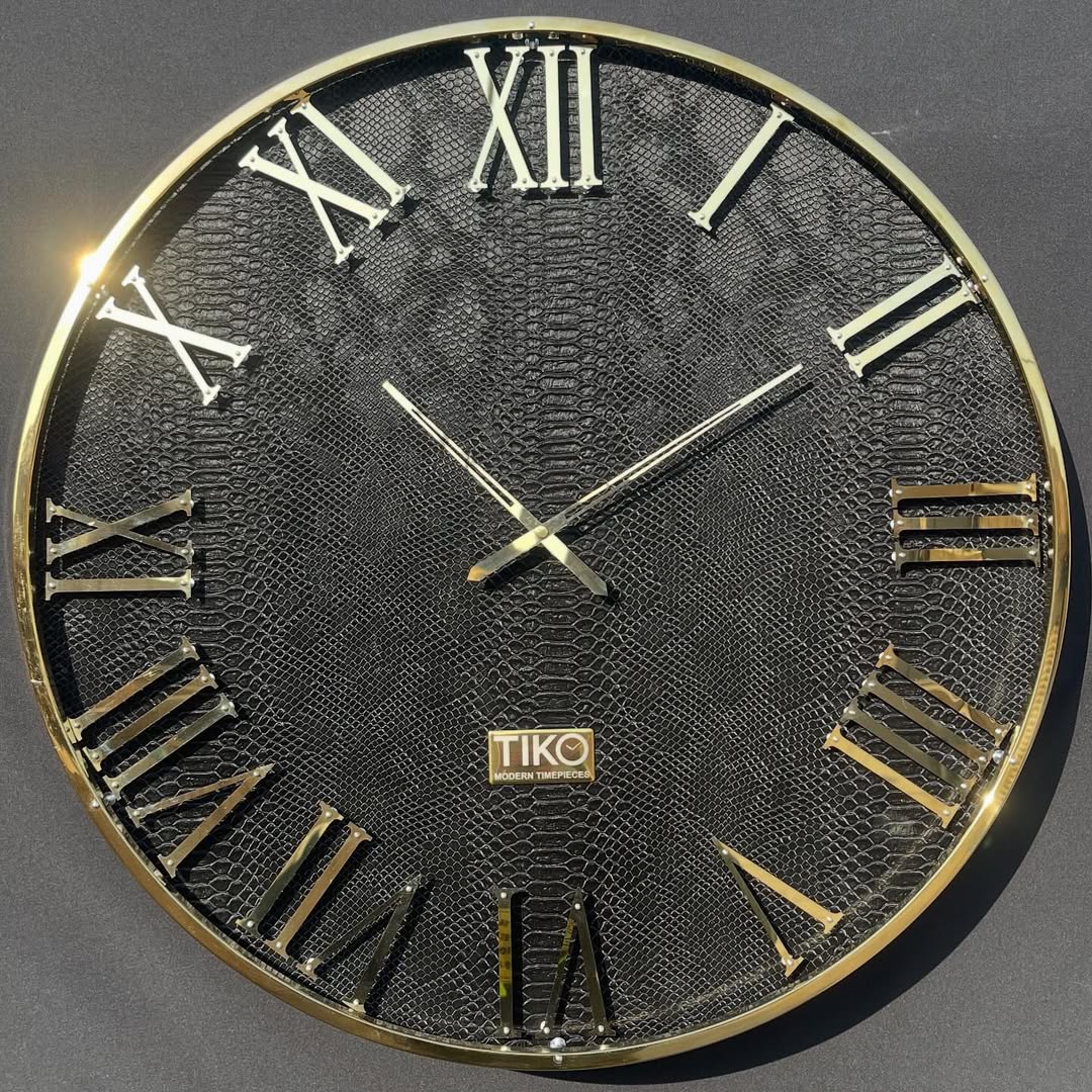 ساعت دیواری چرم پوست ماری براق و استیل طلایی